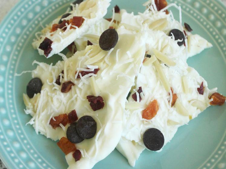 No-Bake Greek Yogurt Bark With fruitons® Summer Blend.